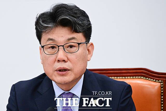 진성준 더불어민주당 정책위의장이 지난 6월 서울 여의도 국회에서 열린 더불어민주당 물가대책TF 출범식에서 발언하고 있다. 치솟는 서울 집값과 관련해 발언하고 있다. /국회=남윤호 기자