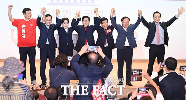 김문수 국민의힘 당대표 후보가 4일 서울 여의도 국회 의원회관에서 열린 투게더포럼 시국토론회 '투쟁이 혁신이다'에 참석해 최고위원 후보들과 기념촬영하고 있다.