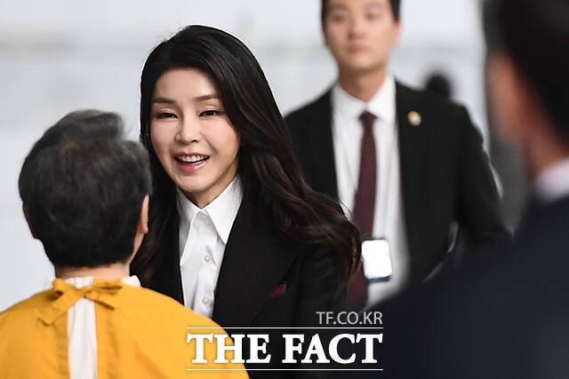 특검팀은 윤 전 대통령 부부가 지난 2022년 국회의원 보궐선거 당시 명 씨로부터 81차례에 걸쳐 3억7500만원 상당의 대선 여론조사 결과를 제공받고 그 대가로 김 전 의원이 공천받도록 관여한 것이 아닌지 의심하고 있다. 사진은 윤 전 대통령의 부인 김건희 여사의 모습. /장윤석 기자