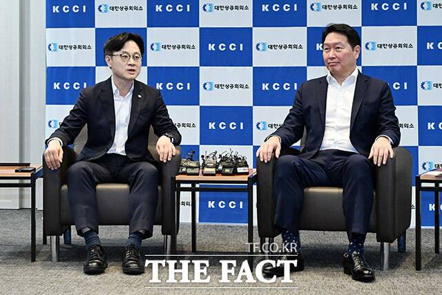 최태원 대한상의 회장 만나 면담하는 김정관 산업통상자원부 장관(왼쪽).