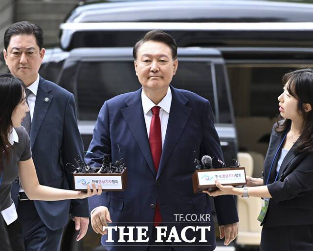 윤석열 전 대통령의 체포 과정을 둘러싼 공방이 가열되고 있다. 윤석열 전 대통령이 지난달 9일 서울 서초구 서울중앙지방법원에서 구속 전 피의자심문(영장실질심사)을 받기 위해 출석하고 있다. 2025.07.09 사진공동취재단