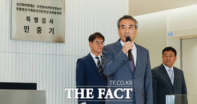 윤석열 전 대통령의 부인 김건희 여사 의혹 관련 사건을 맡은 민중기 특별검사가 지난달 2일 서울 종로구 KT광화문빌딩 웨스트에 마련된 특검 사무실에서 열린 현판 제막식에서 인사말을 하고 있다. /서예원 기자