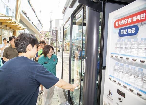 박희영 용산구청장 용산꿈나무종합타운 정류장 냉온사랑방 운영 상태 점검 모습(사진제공=용산구청)