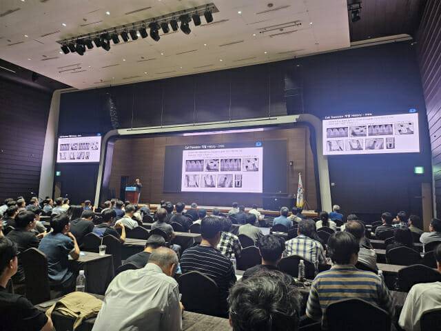 지난 7월 여수에서 개최된 반도체 공학회 하계학술대회. 학생과 교수들이 섞여 기조 연설을 듣고 있다.(사진=전화평 기자)