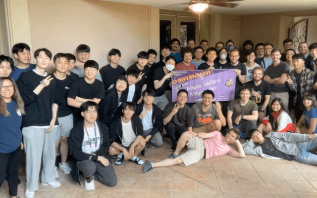 지난해 열린 데프콘에서 우승한 MMM팀.(사진=티오리)