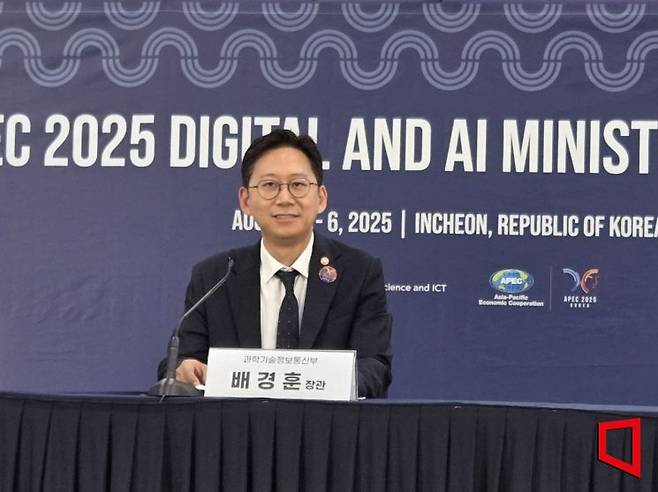 배경훈 과학기술정보통신부 장관이 4일 오후 인천 송도컨벤시아에서 'APEC 디지털·인공지능(AI) 장관회의' 직후 기자들과 만나 회의 성과를 발표하고 있다. 노경조 기자