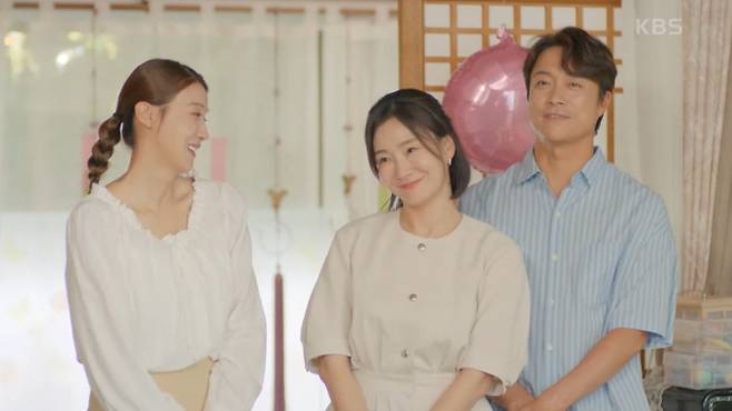 KBS2 주말드라마 '독수리 5형제를 부탁해!'(독수리 오형제를 부탁해!)가 지난 3일, 54회를 끝으로 종영했다. 갑작스러운 남편의 죽음으로 '독수리술도가'의 가장이 된 맏형수 마광숙(엄지원)과 5형제가 진정한 가족으로 거듭나는 과정을 그렸다. 마광숙과 한동석(안재욱)의 사랑, 가문의 성공, 등장인물들의 성장과 화해를 담아냈고, 높은 시청률에 힘입어 4회 연장 방영되기도 했다. 마지막 회는 쌍둥이 출산과 함께 모두가 행복을 찾는 결말로 마무리되며 따뜻한 감동을 선사했다.