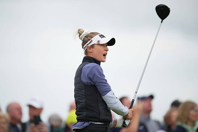 AIG 위민스 오픈 2라운드에서 넬리 코르다가 티샷을 지켜보고 있다. /AP 연합뉴스