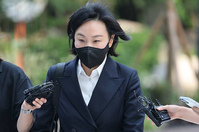 김건희 여사의 '문고리 3인방' 중 한 명으로 꼽히는 유경옥 전 대통령실 행정관이 지난 7월 25일 김건희 특검팀 사무실이 있는 서울 종로구 KT광화문빌딩 웨스트 건물에 출석하고 있다. /뉴스1