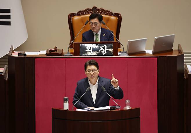 국민의힘 신동욱 의원이 4일 서울 여의도 국회에서 열린 제427회 국회(임시회) 3차 본회의에 상정된 방송법 일부개정법률안(대안)에 대한 무제한토론(필리버스터)을 하고 있다. /남강호 기자