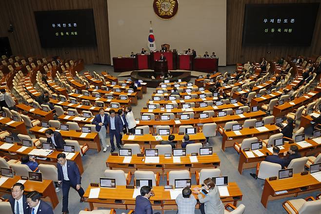 국민의힘 신동욱 의원이 4일 서울 여의도 국회에서 열린 제427회 국회(임시회) 3차 본회의에 상정된 방송법 일부개정법률안(대안)에 대한 무제한토론(필리버스터)을 시작하자 더불어민주당 의원들이 자리를 떠나고 있다. /남강호 기자