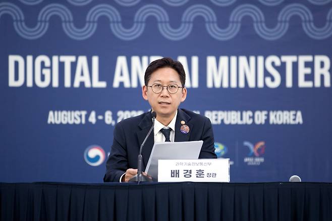 4일 배경훈 과학기술정보통신부 장관이 인천 연수구 송도컨벤시아에서 열린 아시아태평양경제협력체(APEC) 디지털·AI 장관회의 결과를 브리핑하고 있다./과학기술정보통신부