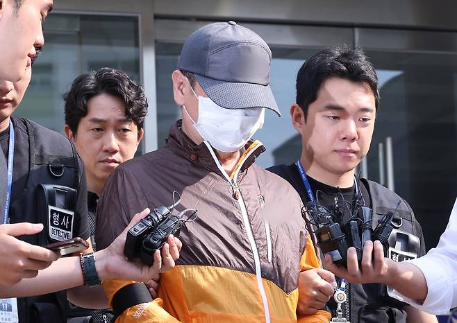 사제 총기 살해 사건 피의자 조모(62)씨가 30일 오전 인천 논현경찰서에서 검찰로 송치되고 있다. A씨는 지난달 20일 오후 9시 31분쯤 인천시 연수구 송도 아파트에서 사제 총기로 아들 A씨를 살해한 혐의를 받고 있다. /뉴스1