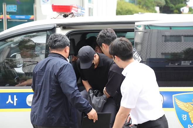 강도상해 혐의로 구속영장이 청구된 30대 농협 직원 A씨가 구속 전 피의자 심문을 위해 법정으로 이동하고 있다./ 연합뉴스