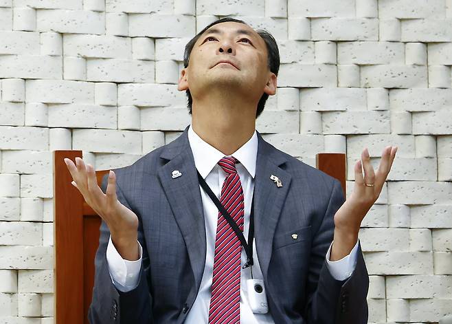 모스탄 미국 리버티대 교수(전 미국 국무부 국제사법 대사)가 초청 간증 집회에서 설교에 앞서 기도하고 있다 /뉴스1
