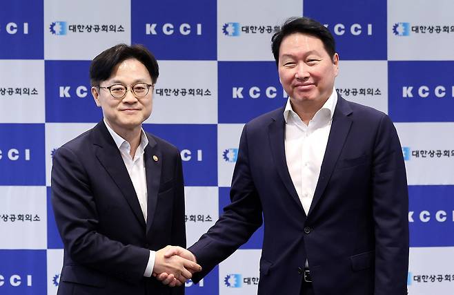 김정관 산업통상자원부 장관이 4일 서울 중구 대한상공회의소에서 최태원 대한상공회의소 회장과 면담에 앞서 인사를 나누고 있다. /뉴스1