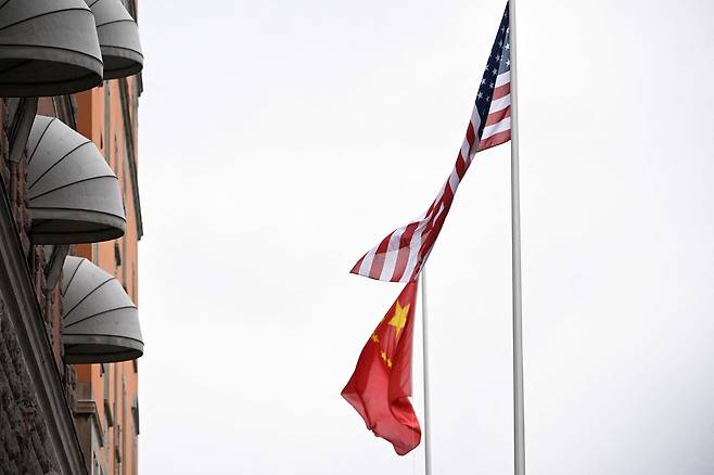 펄럭이는 미국 국기와 중국 국기 / AFP=연합뉴스