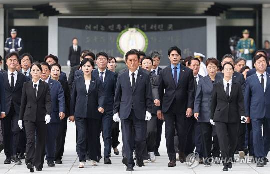 참배 마친 민주당 정청래 신임 대표. 연합뉴스