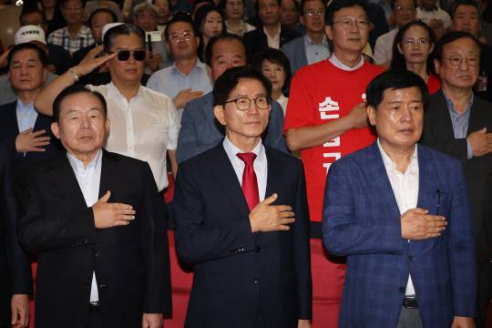 김문수 국민의힘 당대표 후보가 4일 서울 여의도 국회 의원회관에서 투게더포럼이 주최한 시국토론회에 참석해 국기에 경례하고 있다. 연합뉴스