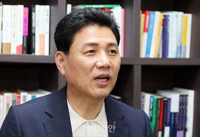 엄경영 시대정신연구소장이 데일리안과 인터뷰를 하고 있다. ⓒ데일리안 홍금표 기자