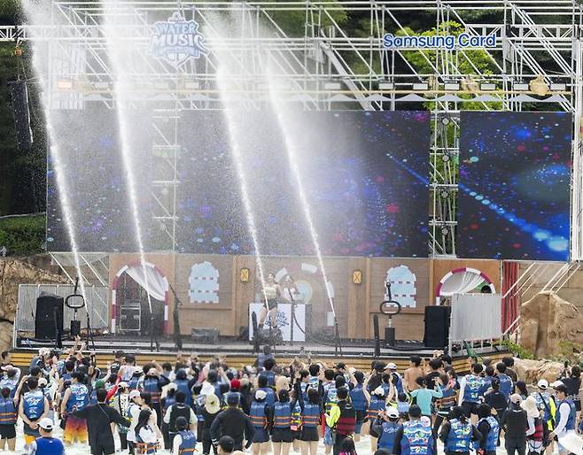 워터 뮤직 풀파티가 펼쳐지고 있는 캐리비안 베이 파도풀ⓒ삼성물산