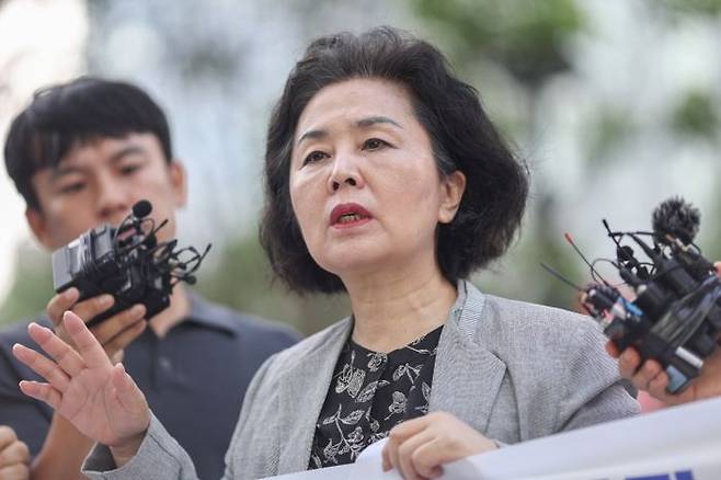 김영선 국민의힘 전 의원이 4일 조사를 받기 위해 민중기 특별검사팀이 있는 서울 종로구 KT광화문 빌딩 웨스트로 출석하며 질문에 답하고 있다. ⓒ연합뉴스
