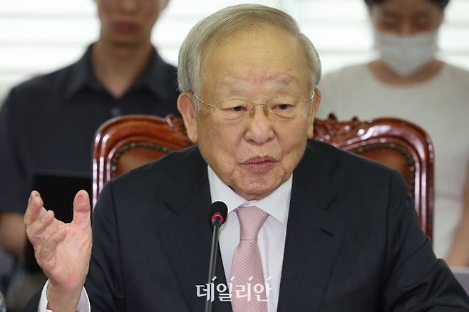 손경식 경총 회장이 지난달 31일 오전 서울 마포구 경총회관에서 열린 노동조합법 개정 관련 긴급 기자회견에서 취재진 질의에 답하고 있다. ⓒ뉴시스