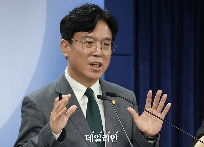 김영훈 고용노동부 장관이 지난달 29일 서울 종로구 정부서울청사에서 노조법 2·3조 개정안(노란봉투법) 등 노동조합 및 노동관계조정법 개정(안) 관련 브리핑을 하고 있다. ⓒ뉴시스