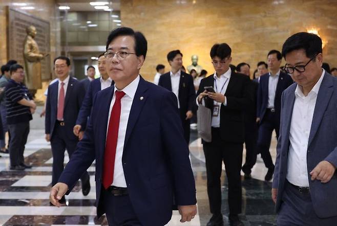 송언석 국민의힘 비상대책위원장 겸 원내대표와 의원들이 4일 오후 서울 여의도 국회에서 본회의장으로 향하고 있다. ⓒ뉴시스