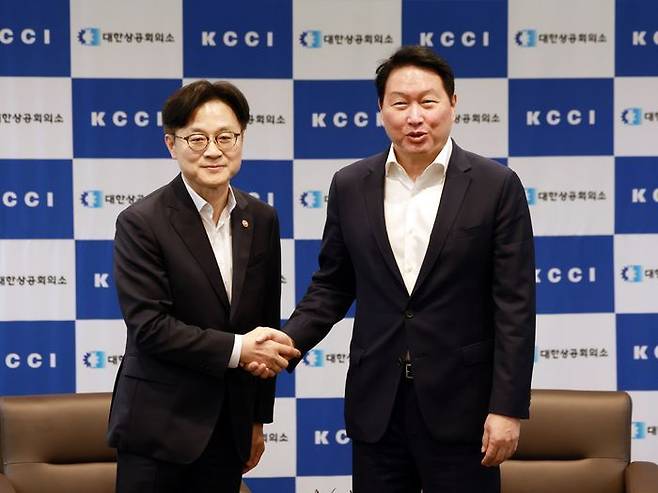 김정관(왼쪽) 산업통상자원부 장관과 최태원 대한상공회의소 회장이 4일 오후 서울 중구 대한상공회의소 대접견실에서 기념촬영을 하고 있다. ⓒ뉴시스