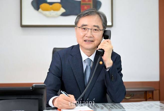 조현 외교부 장관은 4일 오후 페니 웡(Penny Wong) 호주 외교장관과 취임 인사를 겸한 첫 전화 통화를 갖고, 국제정세 및 한-호주 간 호혜적 협력 강화에 대해 의견을 교환했다. ⓒ외교부