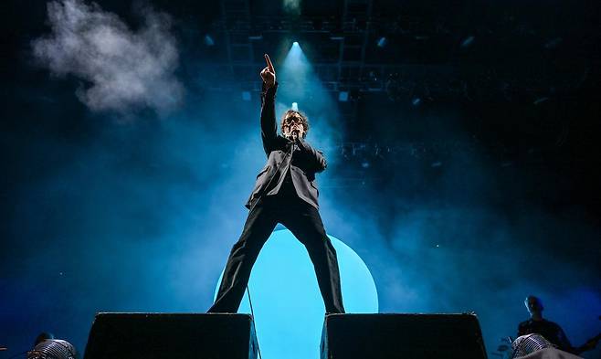 2일 인천 연수구 송도달빛축제공원에서 열린 ‘2025 인천 펜타포트 록 페스티벌’ 무대에서 영국 밴드 펄프의 프런트맨 자비스 코커가 열창하고 있다. 인천광역시 제공