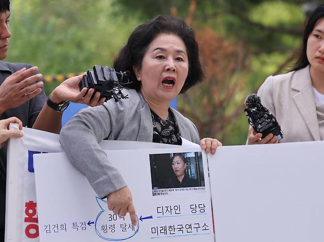 김영선 전 국민의힘 의원이 4일 오전 서울 종로구에 마련된 김건희 특검팀(특별검사 민중기) 사무실로 조사를 받기 위해 출석하며 취재진 질문에 답하고 있다. 2025.8.4/뉴스1