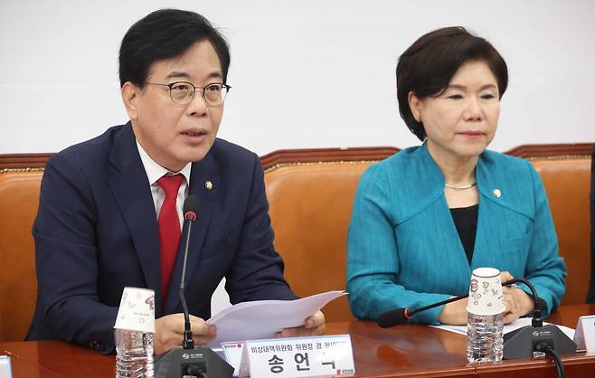 국민의힘 송언석 비상대책위원장 겸 원내대표(왼쪽)가 4일 오전 서울 여의도 국회에서 열린 비상대책위원회의에서 발언을 하고 있다. 왼쪽부터 송 비대위원장, 조은희 비상대책위원. 뉴시스
