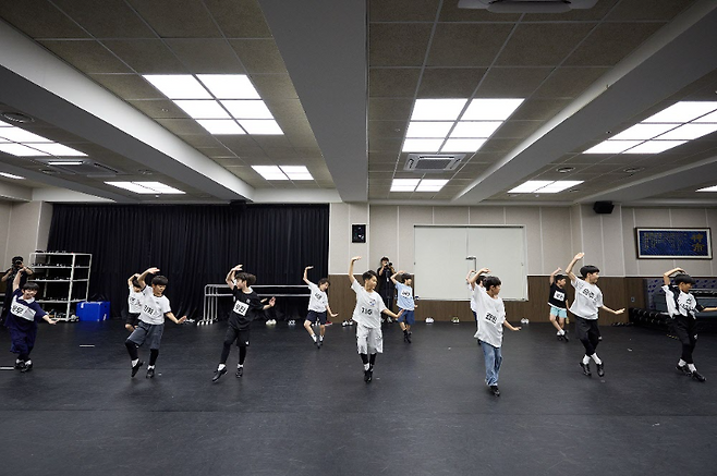 지난달 31일 서울 서초구 신시컴퍼니 연습실에서 열린 뮤지컬 ‘빌리 엘리어트’ 최종 오디션에서 소년들이 발레를 선보이고 있다. 신시컴퍼니 제공