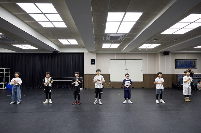 지난달 31일 서울 서초구 신시컴퍼니 연습실에서 열린 뮤지컬 ‘빌리 엘리어트’ 최종 오디션에서 소년들이 발레를 선보이고 있다. 신시컴퍼니 제공
