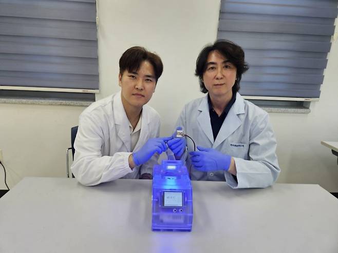 왼쪽부터 권오석 성균관대 나노공학과 교수, 고경철 한국생명공학연구원 책임연구원. 한국생명공학연구원 제공.