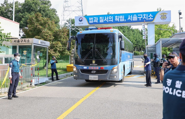 김건희 여사 의혹들을 수사하는 민중기 특별검사팀이 윤석열 전 대통령에 대한 체포영장 집행에 나선 1일 경기 의왕시 서울구치소 앞에 경찰이 경계근무를 서고 있다. 연합뉴스