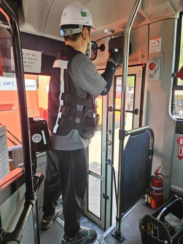 SK텔레콤이 국내 최초로 시내버스에 5G·LTE 통신 기반의 와이파이7(WiFi-7)을 도입하는 시범 서비스를 제공해 통신 품질 개선을 확인했다. 사진은 와이파이7을 점검하는 모습.