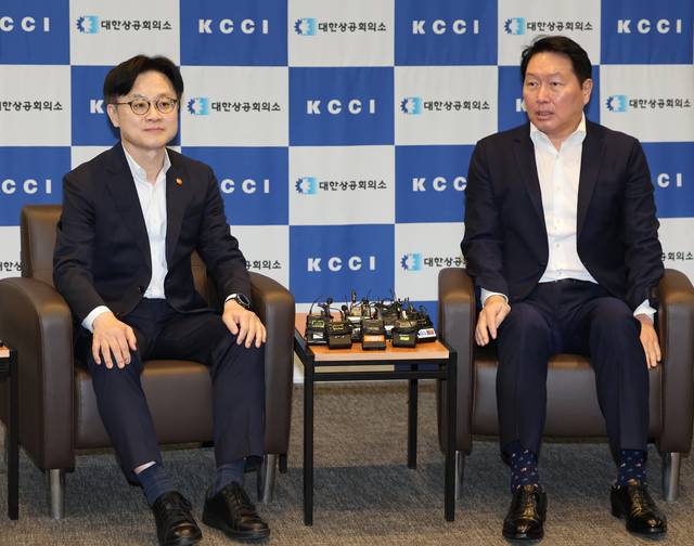 김정관(왼쪽) 산업통상자원부 장관과 최태원 대한상공회의소 회장이 4일 서울 중구 대한상의 회관에서 만나 대화를 나누고 있다. 연합뉴스.