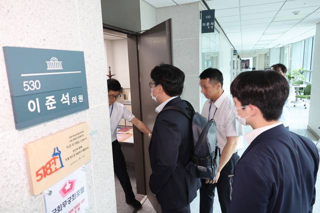 김건희특검팀(민중기 특별검사)이 개혁신당 이준석 대표에 대한 압수수색에 나선 28일 서울 여의도 국회 의원회관 이준석 의원실로 관계자 등이 들어가고 있다. [연합뉴스]