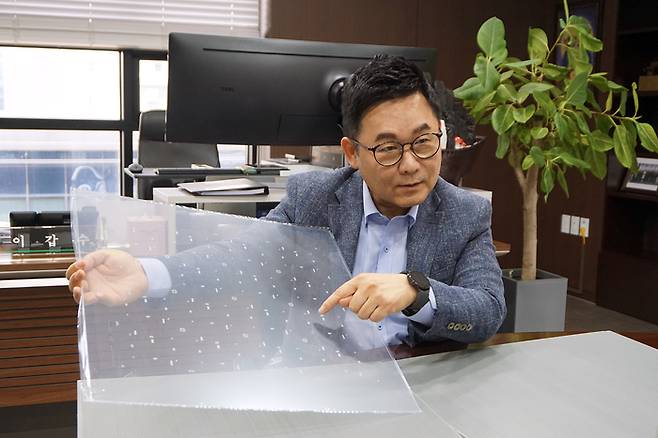 이갑수 이노메트리 대표가 반도체 유리기판 검사 방법에 대해 설명하고 있다. (이노메트리 제공)