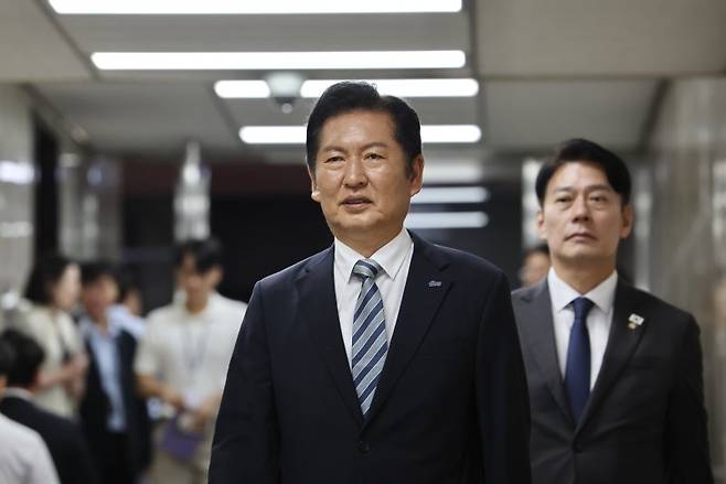 정청래 더불어민주당 신임 대표가 4일 오전 서울 여의도 국회에서 열린 의원총회에 참석하고 있다. 사진=뉴시스