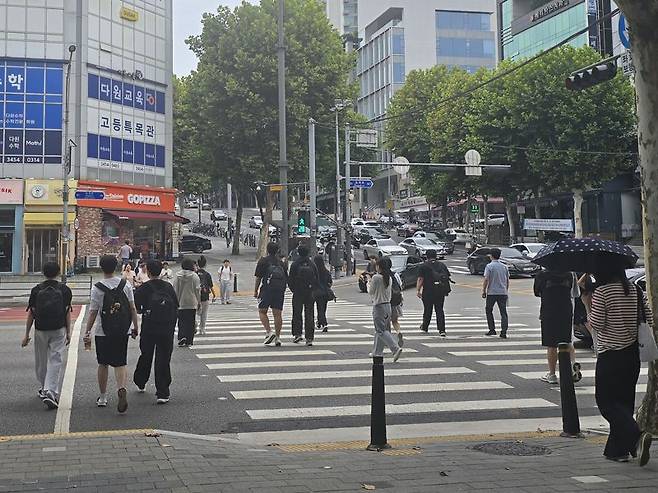 지난 3일 서울 강남구 대치동의 학원가에서 수험생들이 이동하고 있다. 사진=서지윤 기자
