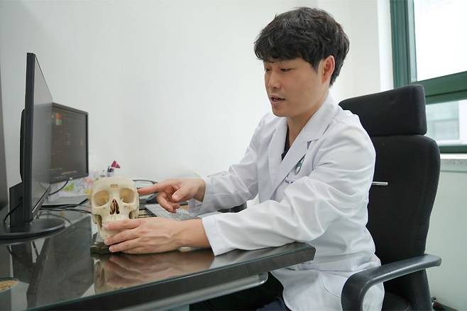 김현곤 분당제생병원 신경외과 과장이 환자에게 폭염 속 뇌경색의 발생 원인에 대해 설명하고 있다. 분당제생병원 제공