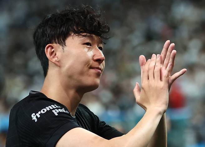 3일 오후 서울 마포구 서울월드컵경기장에서 열린 쿠팡플레이 시리즈 토트넘 홋스퍼와 뉴캐슬 유나이티드의 경기에서 사실상 토트넘 마지막 경기를 치른 손흥민이 팬들을 향해 인사하고 있다.뉴스1
