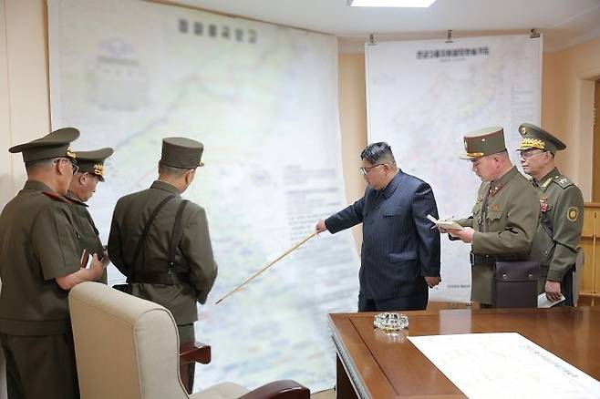 김정은 북한 국무위원장이 2023년 8월 29일 인민군 총참모부 훈련지휘소를 방문해 전군지휘훈련 진행 상황을 점검했다고 노동당 기관지 노동신문이 보도했다. 신문은 이번 훈련이 “남반부 전 영토를 점령하는데 총적 목표를 둔 훈련”이라고 밝혔다. 노동신문·뉴스1