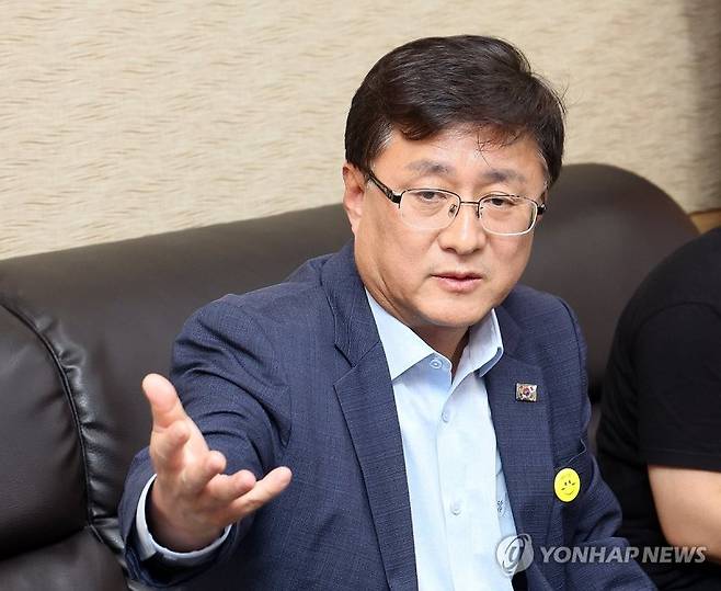 김성환 화녕부 장관이 4일 정부세종청사에서 기자들과 만나 질문에 답하고 있다.