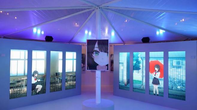 일러스트레이터와 VTuber 시구레 우이가 공존하는 전시공간