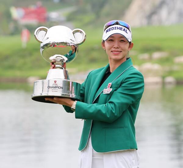 2025년 한국여자프로골프(KLPGA) 투어 상반기 마지막 대회이자, 올해 신설 대회인 오로라월드 레이디스 챔피언십 우승을 차지한 배소현 프로가 우승 트로피를 들고 기념 촬영하는 모습이다. 사진제공=KLPGA